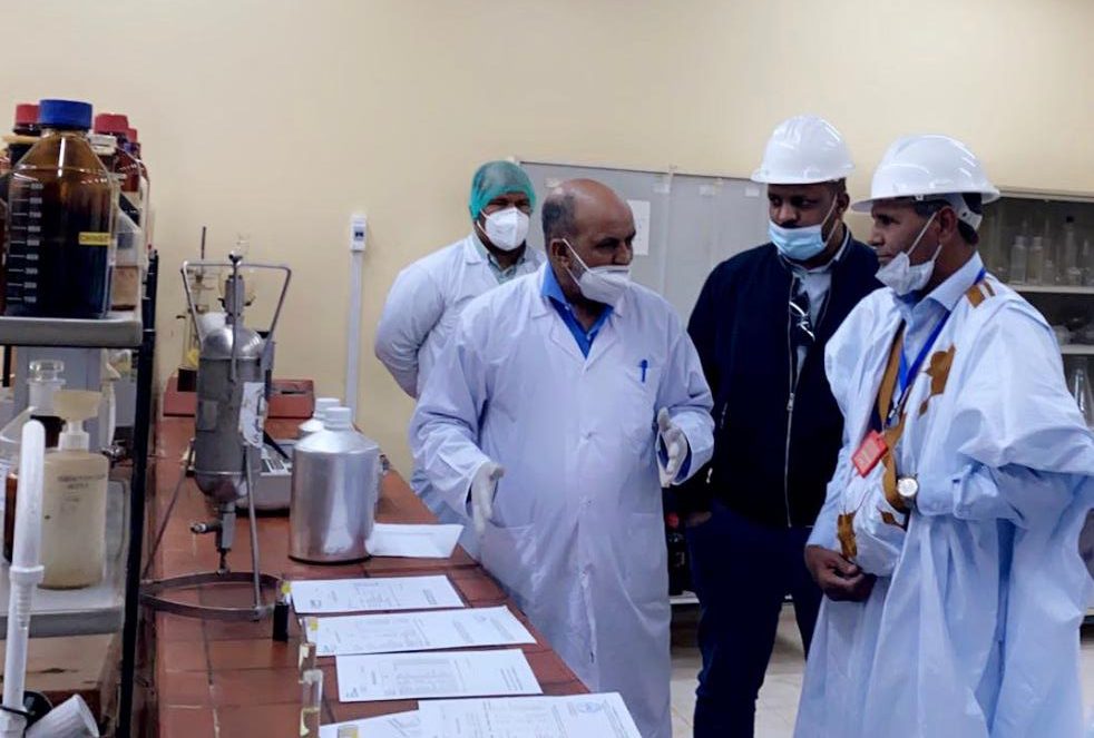 Techniciens de la SOMIR dans le laboratoire d'analyses des produits pétroliers